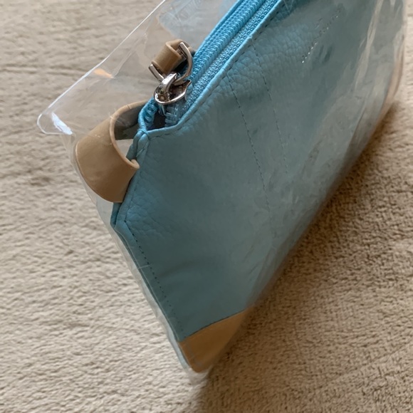 Globe Trotter Light Blue Wristlet & Cosmetics - Picture 6 of 9